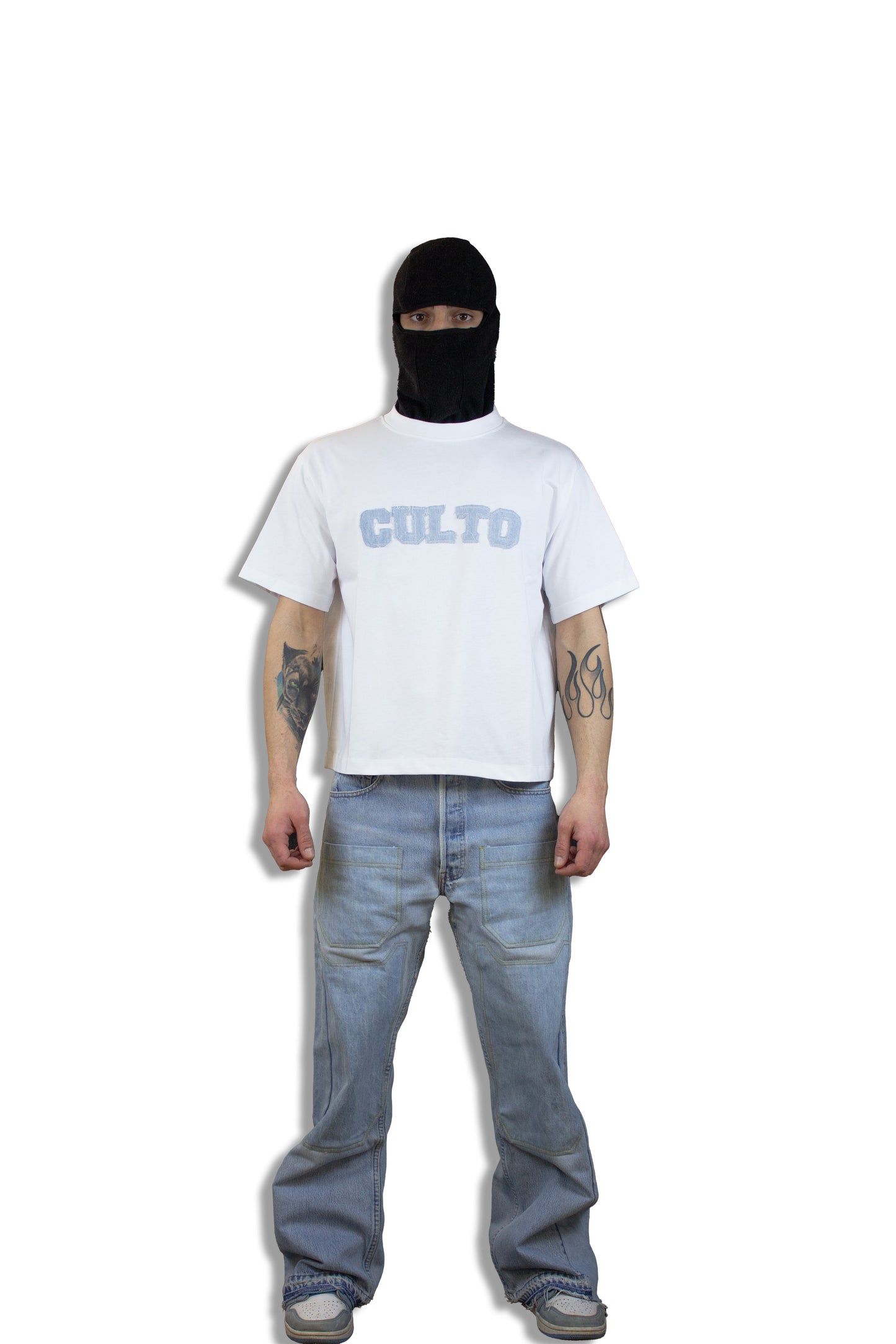 FRAYED JEANS TEE